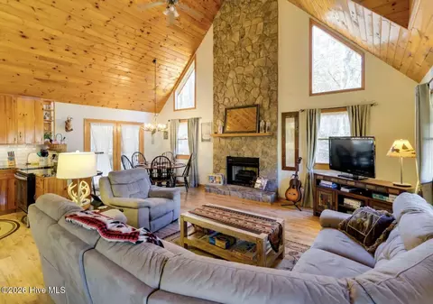 Living - 725 Country Ln, Murphy, NC 28906 photo 3 of 4