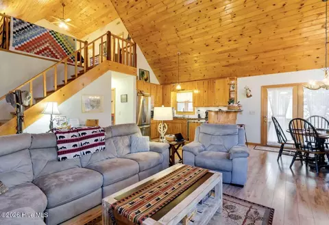 Living - 725 Country Ln, Murphy, NC 28906 photo 2 of 4