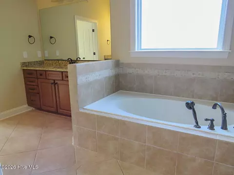 Bath - 500 Oconee Cir, Evans, GA 30809 photo 2 of 10