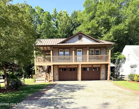 2704 Waccamaw Shores Rd, Lake Waccamaw, NC 28450