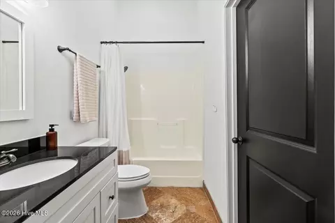 Bath - 936 Broad St #214, Augusta, GA 30901 photo 2 of 4