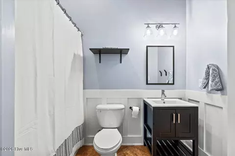 Bath - 936 Broad St #214, Augusta, GA 30901 photo 3 of 4