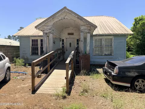 221 Elm St, Bladenboro, NC 28320
