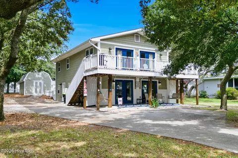 205 Mercer St, Oak Island, NC 28465