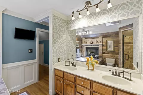 Bath - 3287 Surrey Rd, Thomson, GA 30824 photo 3 of 4