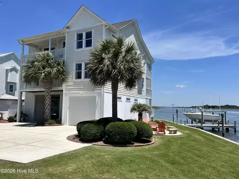 702 Roland Ave, Surf City, NC 28445