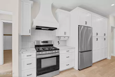 Kitchen - 427 Lakeview Dr, Hampstead, NC 28443 photo 2 of 3