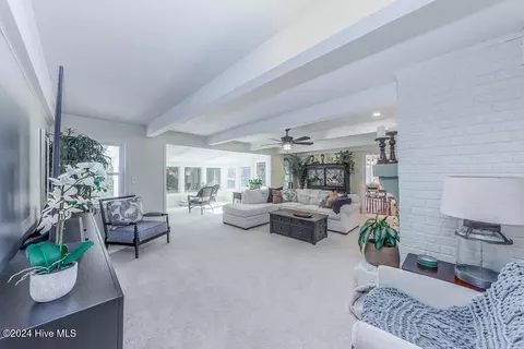 Living - 121 Harbour Dr, Hubert, NC 28539 photo 1 of 2