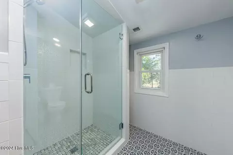 Bath - 121 Harbour Dr, Hubert, NC 28539 photo 4 of 7
