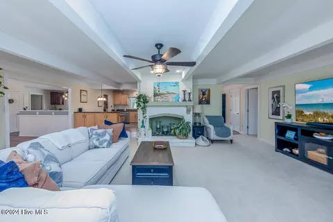 Living - 121 Harbour Dr, Hubert, NC 28539 photo 2 of 2