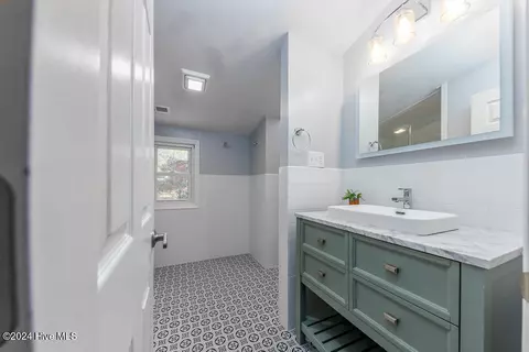 Bath - 121 Harbour Dr, Hubert, NC 28539 photo 3 of 7