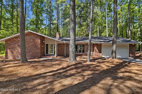 228 Heather Ln, Southern Pines, NC 28387