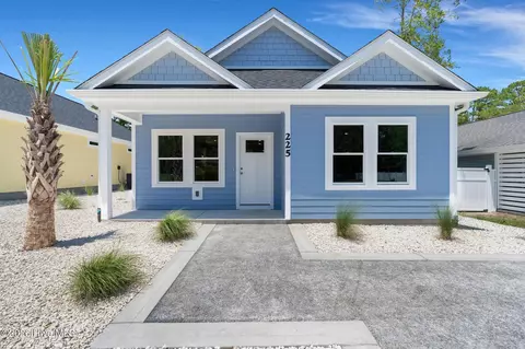 225 NE 75th St, Oak Island, NC 28465