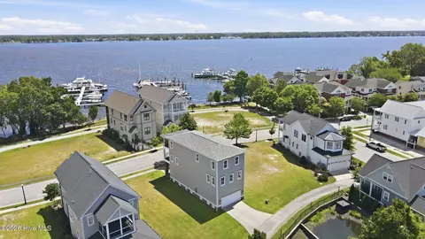 View/Area - 807 E Front St, New Bern, NC 28560 photo 1 of 8
