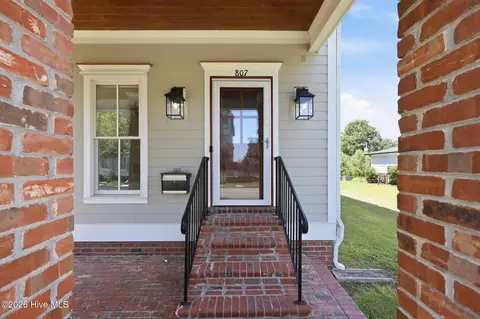 Exterior - 807 E Front St, New Bern, NC 28560 photo 2 of 9