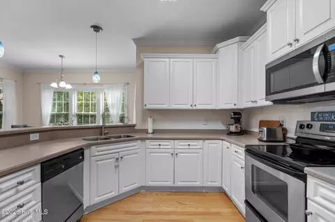 Kitchen - 127 Headwaters Dr, Hampstead, NC 28443 photo 4 of 6
