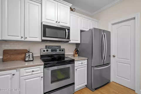 Kitchen - 127 Headwaters Dr, Hampstead, NC 28443 photo 6 of 6