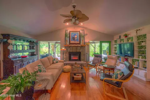Living - 365 Roberson Rd, Murphy, NC 28906 photo 1 of 2