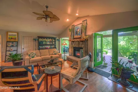 Living - 365 Roberson Rd, Murphy, NC 28906 photo 2 of 2