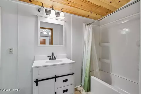 Bath - 5620 Candy Mountain Rd, Murphy, NC 28906 photo 1 of 4