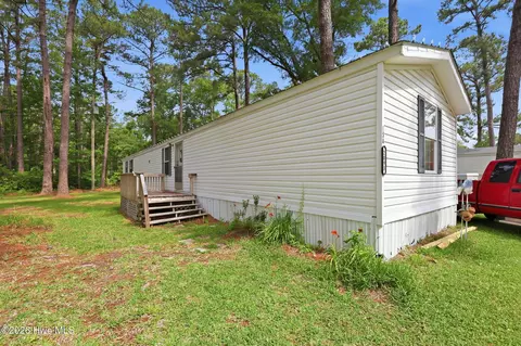 2093 Country Living Ln, Morehead City, NC 28557