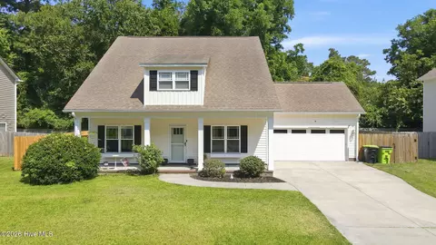 402 Satterfield Dr, New Bern, NC 28560