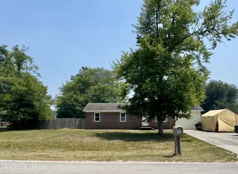 403 Oregon Trl, Hubert, NC 28539