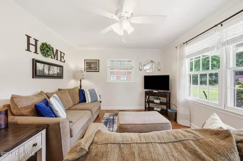 Living - 105 Beech Ln, Washington, NC 27889 photo 2 of 5