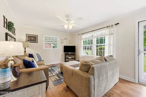 Living - 105 Beech Ln, Washington, NC 27889 photo 3 of 5