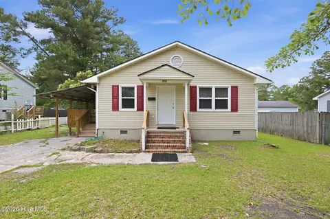 913 Fort Totten Dr, New Bern, NC 28560
