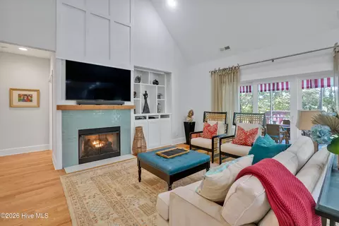 Living - 101 Teal Cir, Hampstead, NC 28443 photo 3 of 4