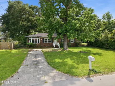 104 Princeton Dr, Jacksonville, NC 28546