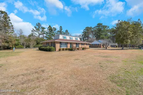 320 Pinecrest Dr, Chadbourn, NC 28431
