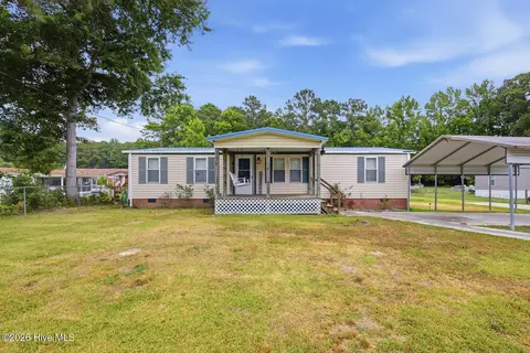 303 Queens Rd, Hubert, NC 28539