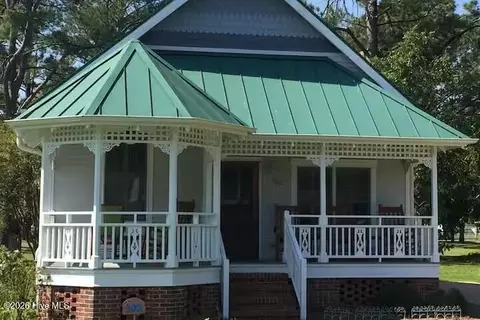305 Vandemere St, Oriental, NC 28571