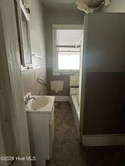 Bath - 113 4th St, Augusta, GA 30901 photo 1 of 1
