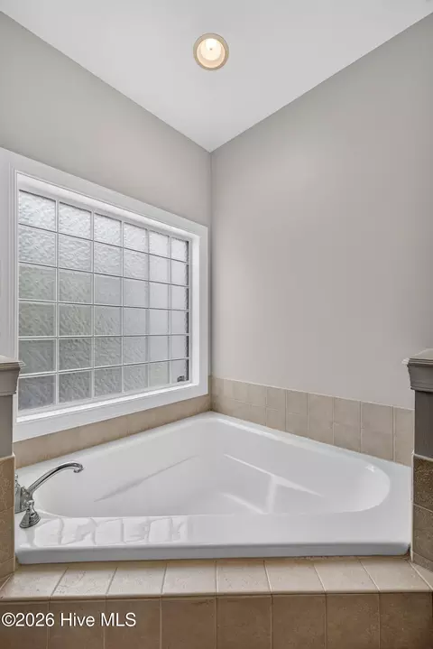 Bath - 105 Phoebee Ct, Hampstead, NC 28443 photo 3 of 5