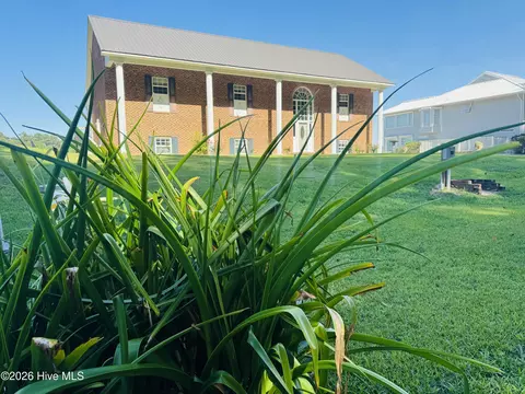 888 Seagate Dr, Newport, NC 28570