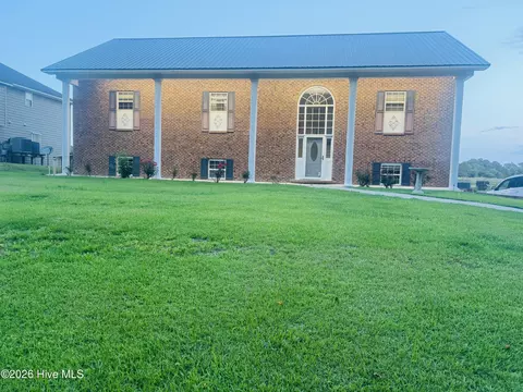 888 Seagate Dr, Newport, NC 28570