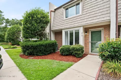 210 Cobblestone Dr, Wilmington, NC 28405
