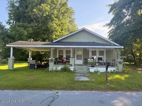 1009 Bunting St, Clinton, NC 28328