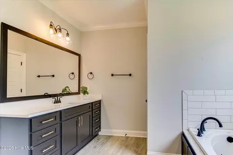 Bath - 702 Nuttall St, Evans, GA 30809 photo 3 of 11