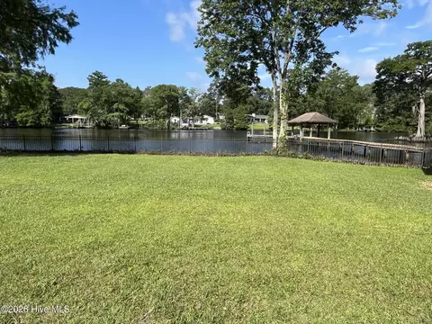 609 Creekwood Dr, Trent Woods, NC 28562
