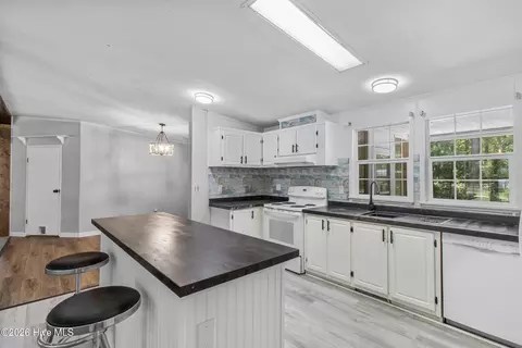 Kitchen - 180 Quails Cv, Hampstead, NC 28443 photo 3 of 3