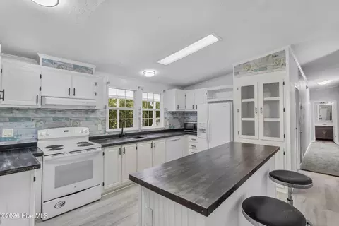 Kitchen - 180 Quails Cv, Hampstead, NC 28443 photo 2 of 3