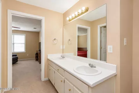 Bath - 2016 Lillian Dr, Augusta, GA 30909 photo 2 of 3
