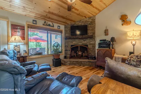 Living - 34 Hardwood Trl, Murphy, NC 28906 photo 2 of 4