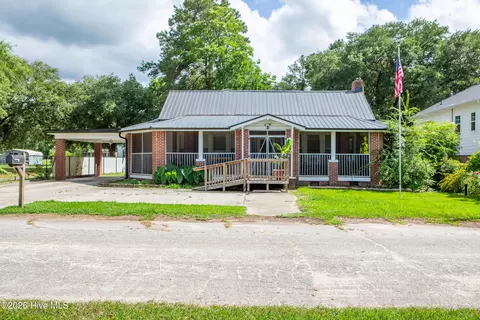 211 Elm St, Bladenboro, NC 28320
