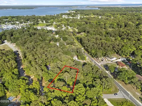 000 Holly Dr, Sneads Ferry, NC 28460