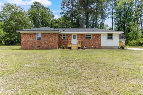 108 Mcnatt St, Maxton, NC 28364